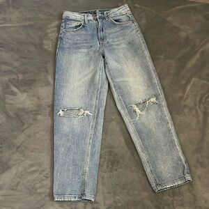 Light wash straight leg ripped jeans